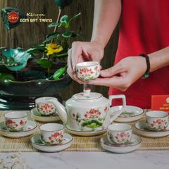 Bộ Ấm Chén Vai Cao Men Kem Vẽ Sen Đỏ