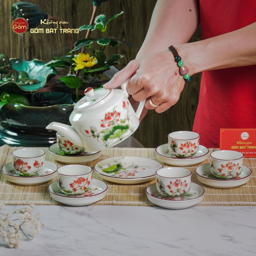 Bộ Ấm Chén Vai Cao Men Kem Vẽ Sen Đỏ
