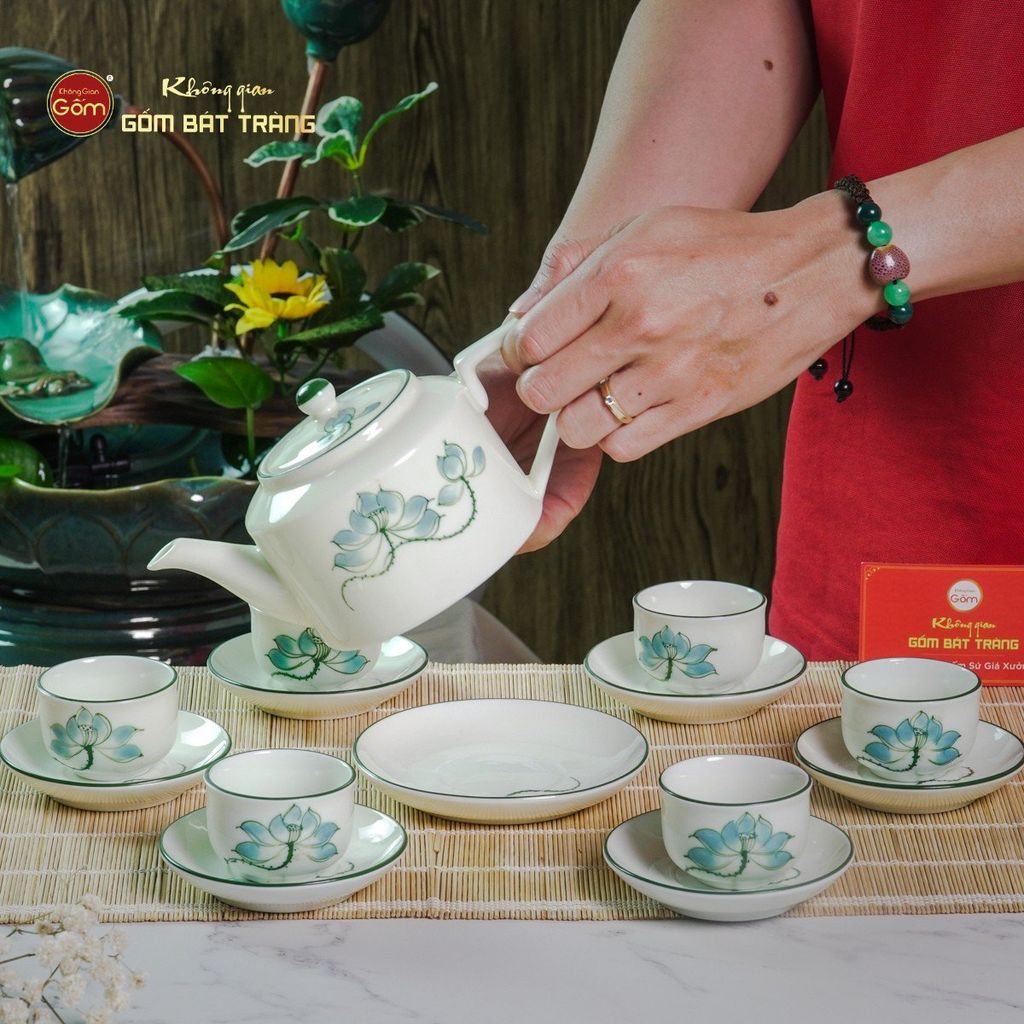 Bộ Ấm Chén Vai Cao Men Kem Vẽ Sen Xanh