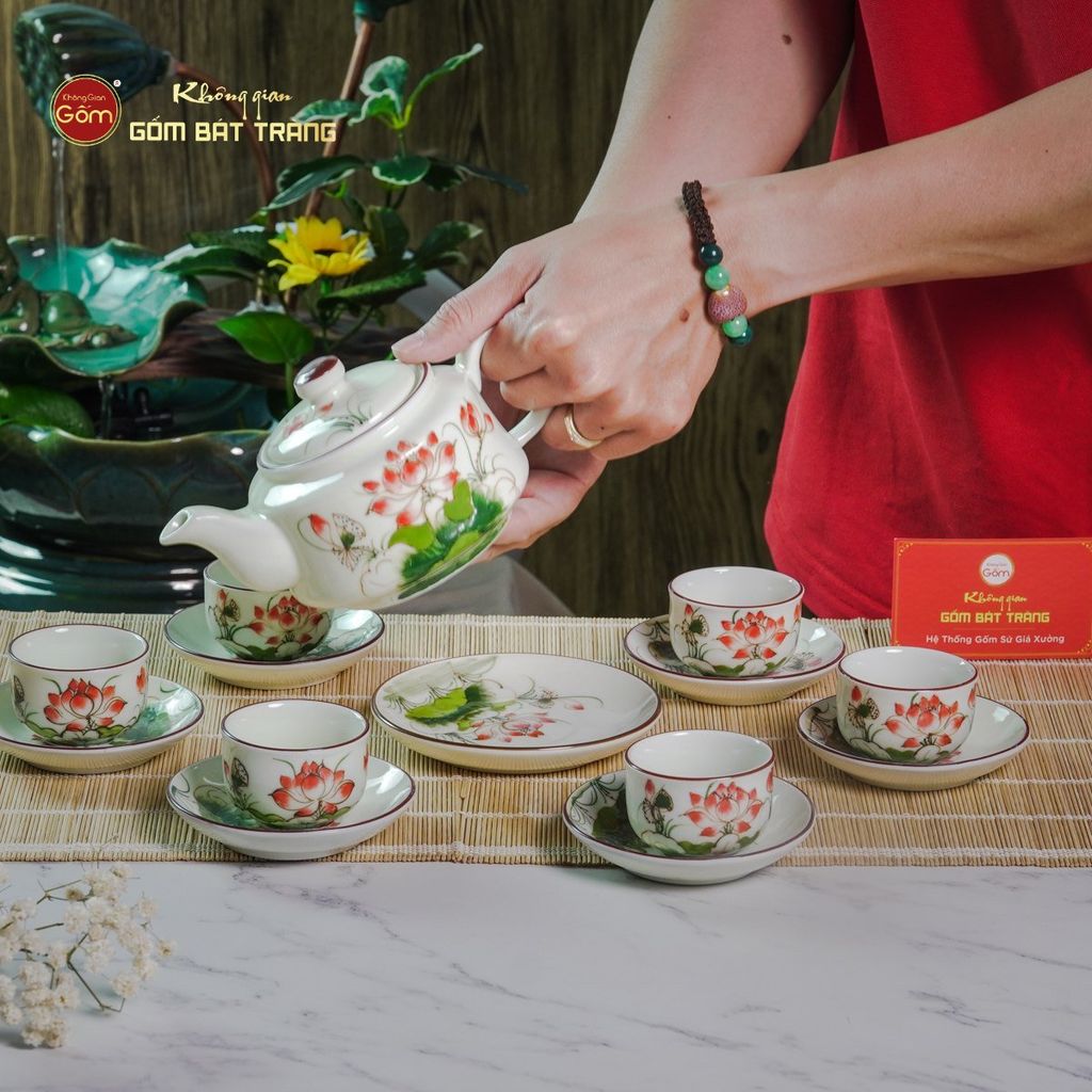 Bộ Ấm Chén Vai Vuông Men Kem Vẽ Sen Đỏ