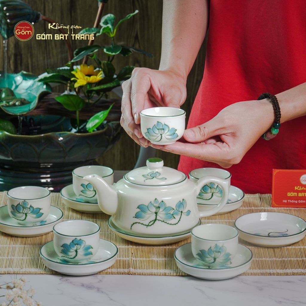 Bộ Ấm Chén Vai Vuông Men Kem Vẽ Sen Xanh