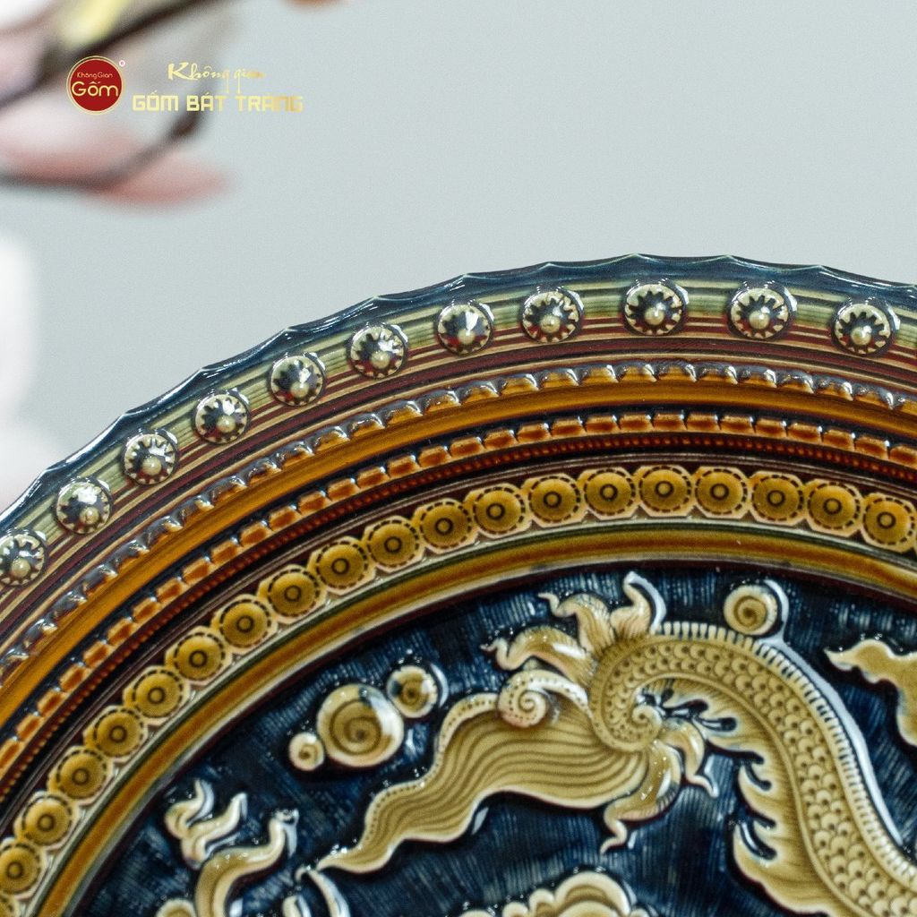 Đĩa Trưng Bày Đắp Nổi Vẽ Màu Nền Xanh Đen Long Cuốn Thủy