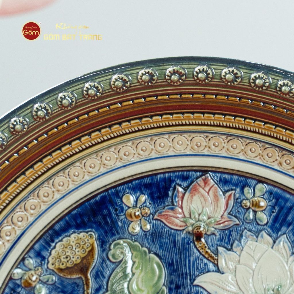 Đĩa Trưng Bày Đắp Nổi Vẽ Màu Hoa Sen Nở