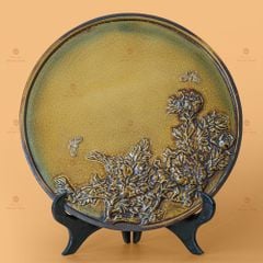 Đĩa Trưng Bày Hoa Mẫu Đơn Đắp Nổi Men Hoàng Thổ