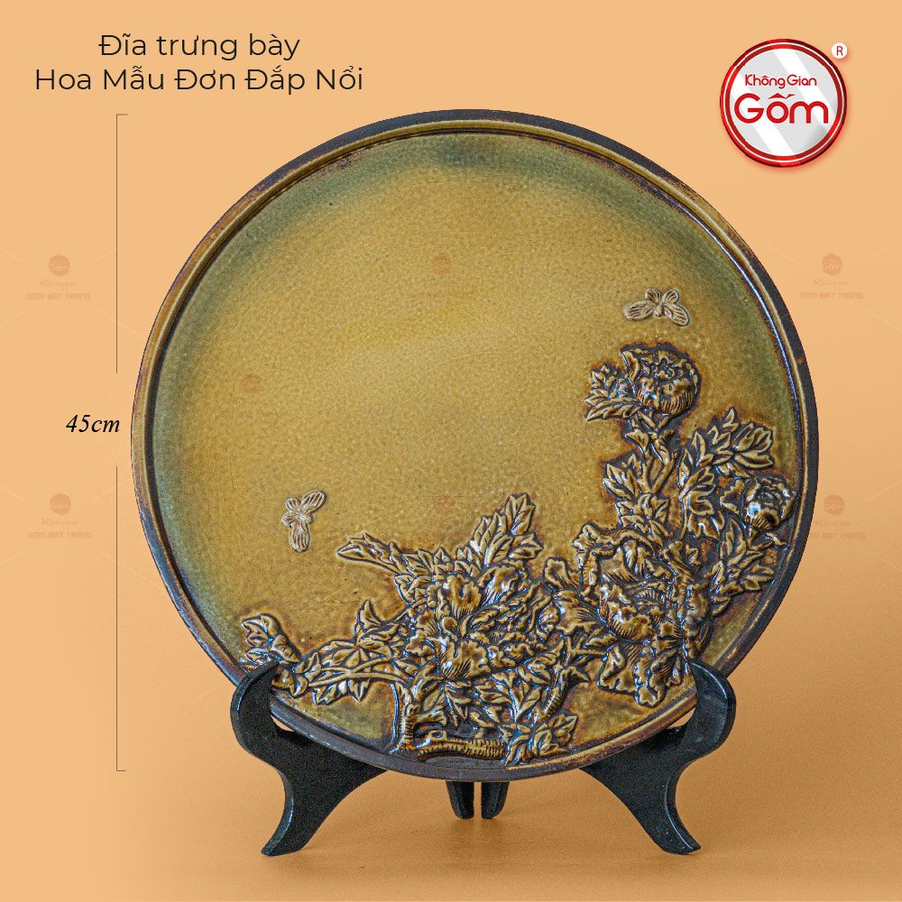 Đĩa Trưng Bày Hoa Mẫu Đơn Đắp Nổi Men Hoàng Thổ