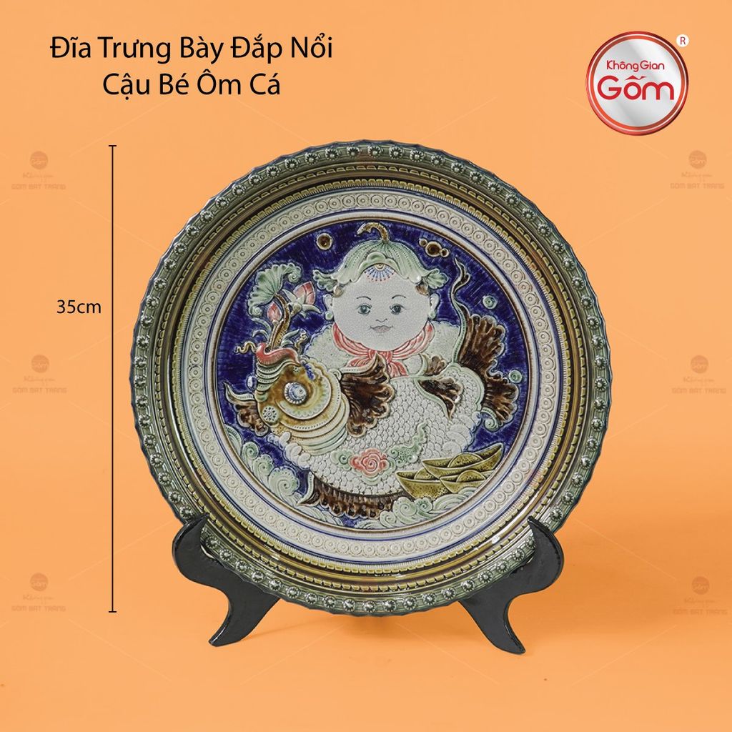Đĩa Trưng Bày Đắp Nổi Cậu Bé Ôm Cá