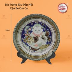 Đĩa Trưng Bày Đắp Nổi Cậu Bé Ôm Cá