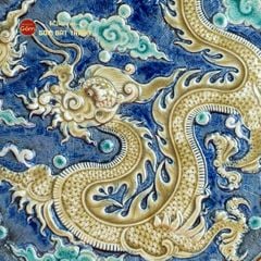 Đĩa Trưng Bày Đắp Nổi Vẽ Màu Nền Xanh Long Cuốn Thủy