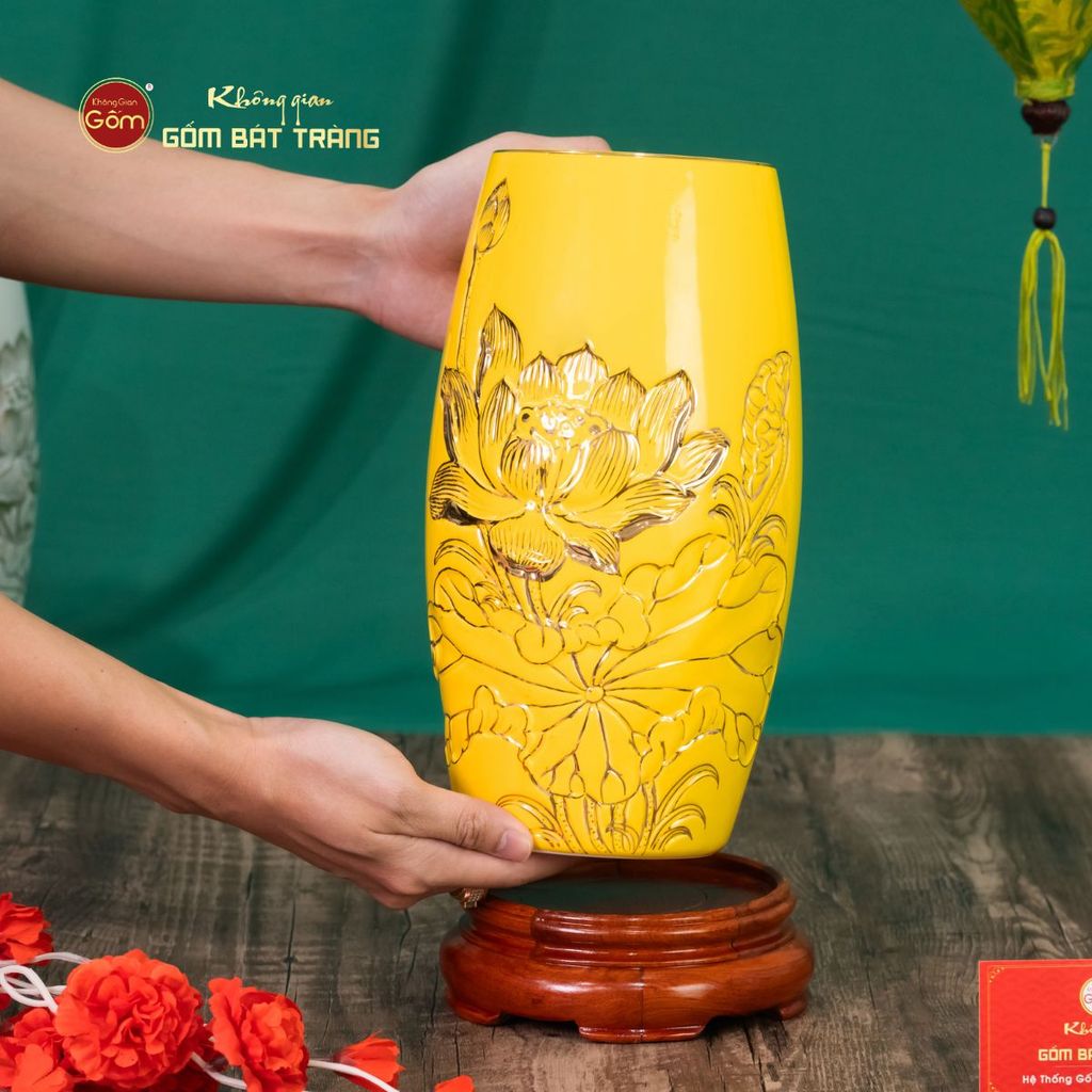 Lọ Hoa Men Màu Hoa Sen Vẽ Vàng