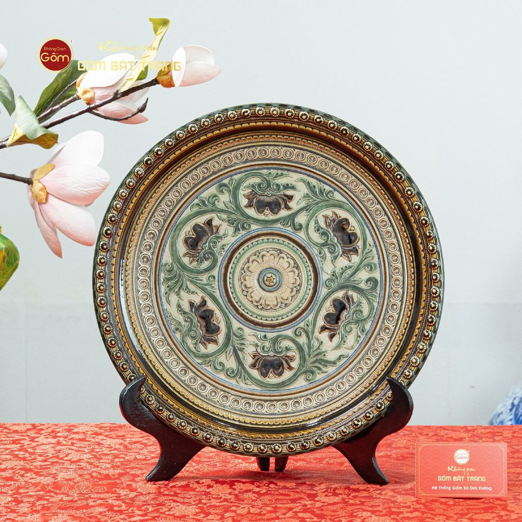 Đĩa Trưng Bày Đắp Nổi Vẽ Màu Hoa Sen Hội Tụ