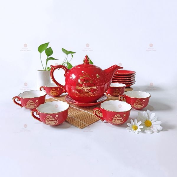 Bộ trà Mẫu Đơn men đỏ Thuận buồm kẻ chỉ vàng