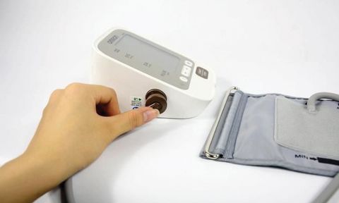  Máy đo huyết áp bắp tay Omron JPN600, sản xuất trực tiếp tại Nhật Bản 