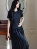 Đầm đen xếp ly cổ tròn