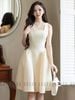 Đầm kem cổ vuông