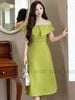 Đầm xanh trễ vai