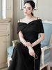  Đầm đen bẹt vai 