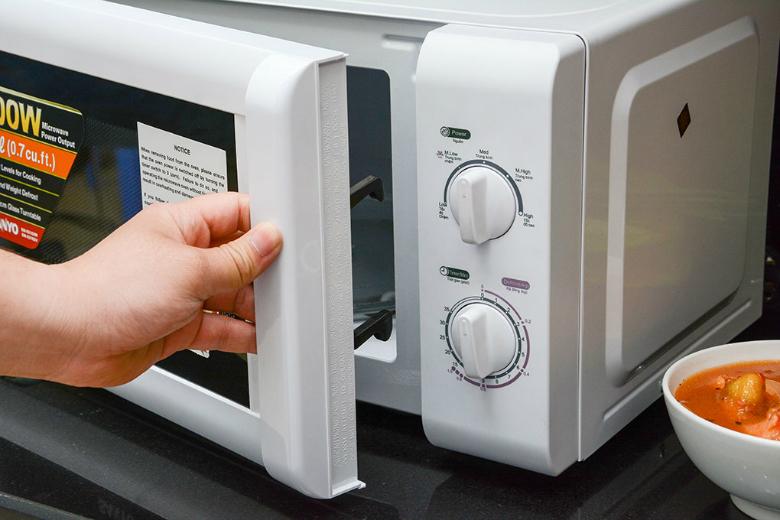 Cửa lò có tay cầm kéo dễ thao tác