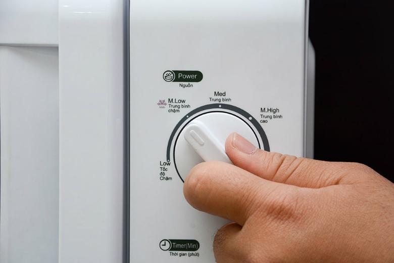 Nút xoay điều chỉnh thời gian và công suất vô cùng tiện lợi