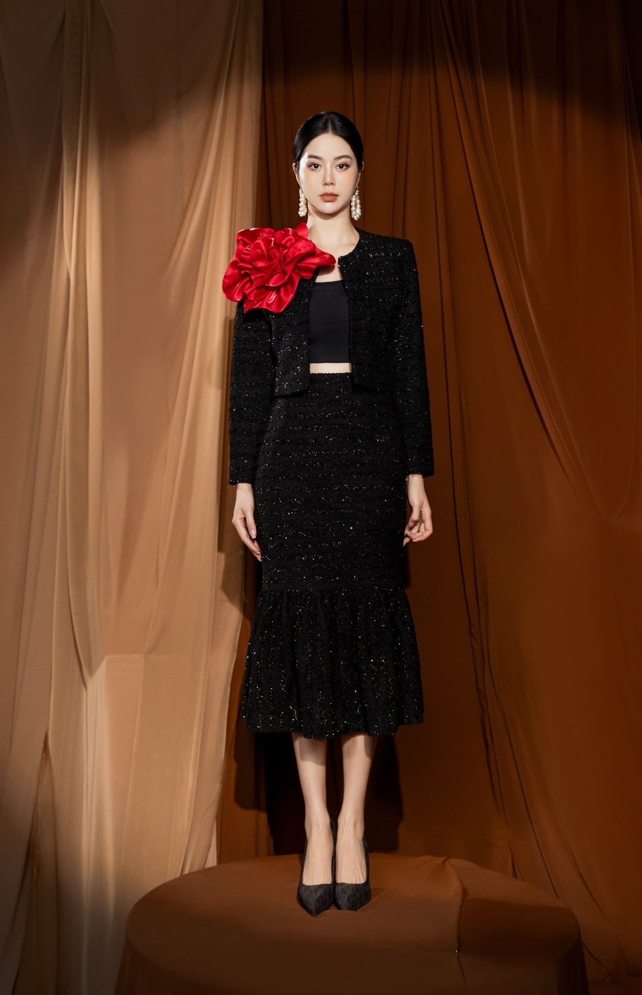 Áo vest đen đính hoa