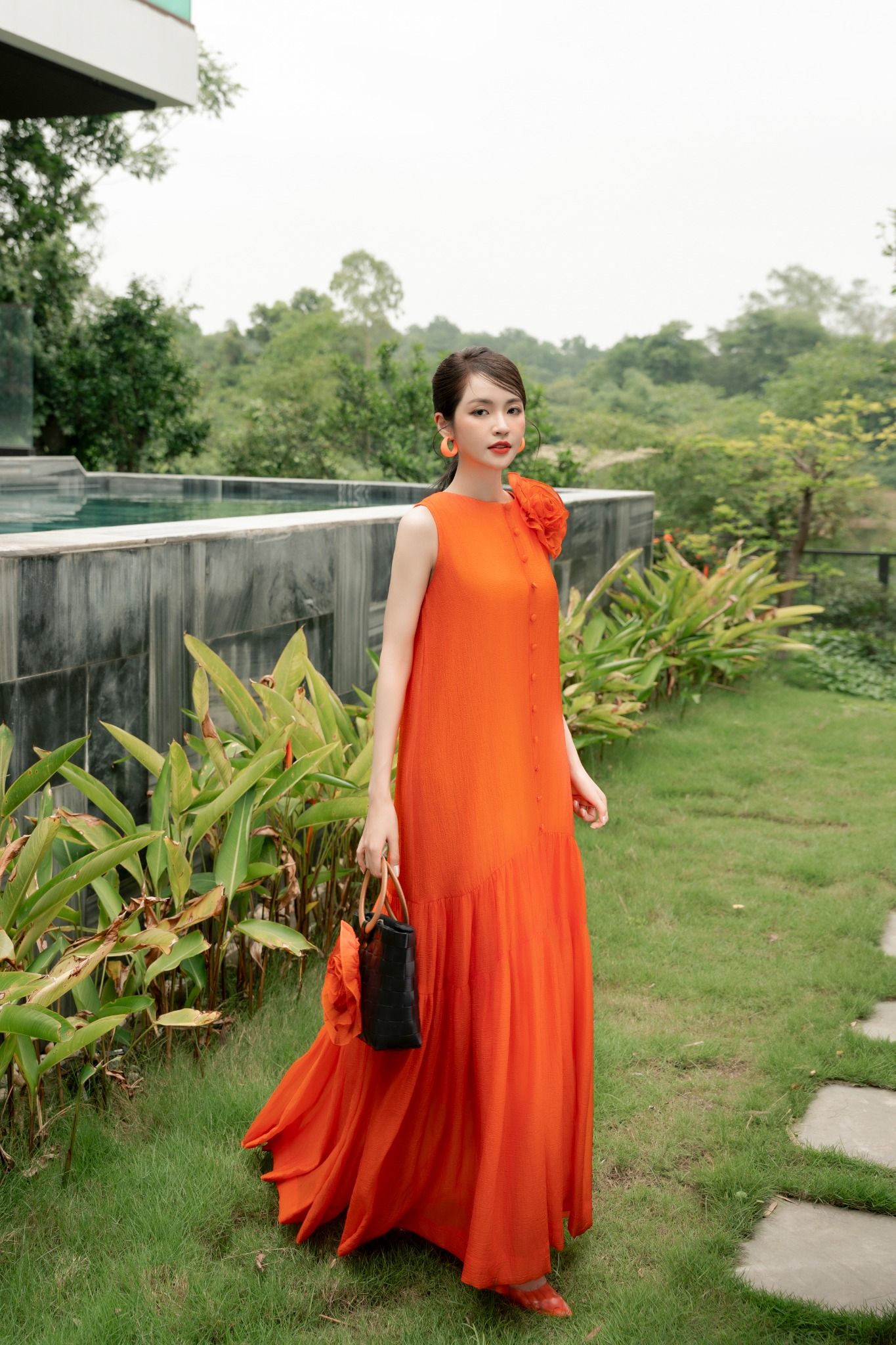 Đầm maxi cam dáng rộng không tay