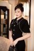 Đầm đen cổ đức tay choàng