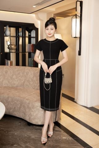 Đầm đen trần chỉ trắng