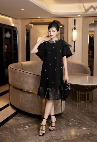 Đầm đen suông đính pha lê