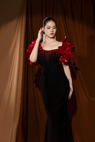 Đầm tiệc đen đuôi cá đính hoa hồng