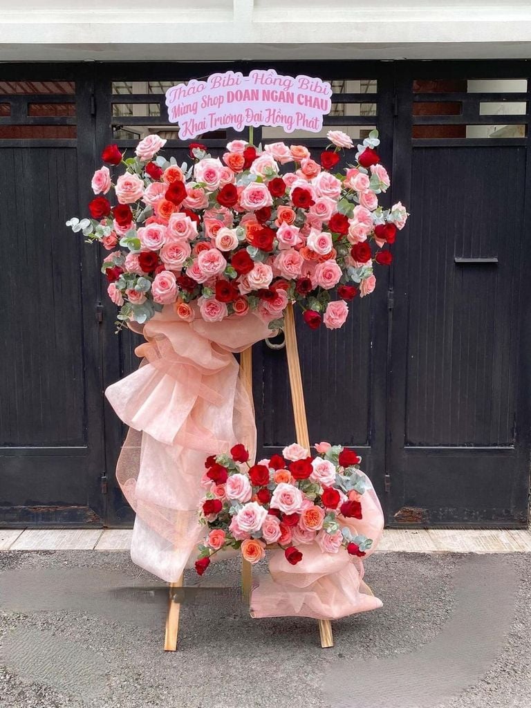 Lẵng hoa hồng đỏ chúc mừng sang trọng