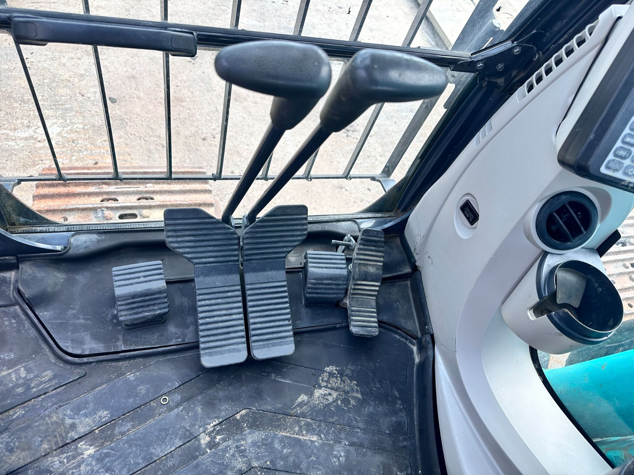  MÁY ĐÀO BÁNH XÍCH KOBELCO SK200-9 - 2014 