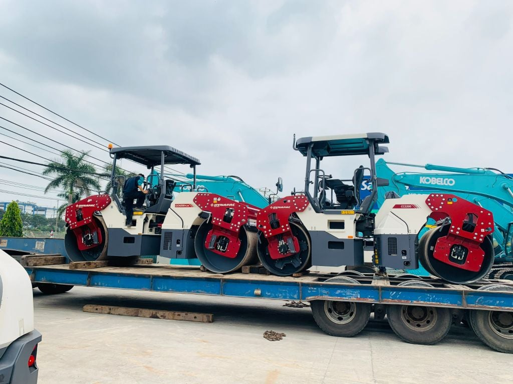 XE LU RUNG DYNAPAC HAI TRỐNG THÉP CC2200
