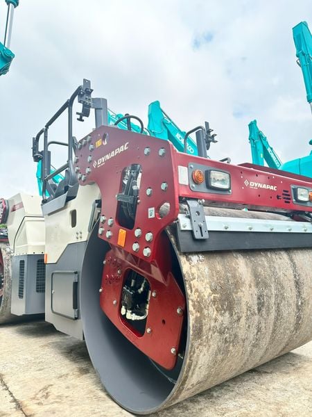  XE LU RUNG DYNAPAC HAI TRỐNG THÉP CC2200 