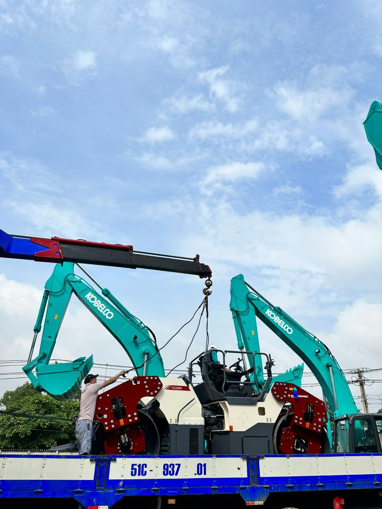 XE LU RUNG DYNAPAC HAI TRỐNG THÉP CC2200