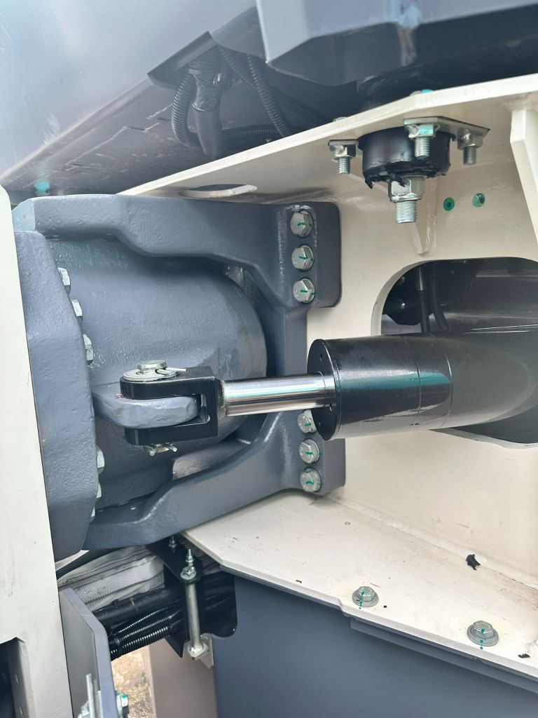 XE LU RUNG DYNAPAC HAI TRỐNG THÉP CC2200