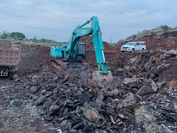  MÁY ĐÀO BÁNH XÍCH KOBELCO SK330-10 