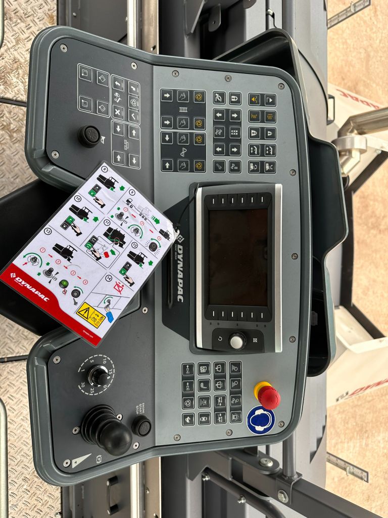 MÁY RẢI THẢM DYNAPAC SD2500CS