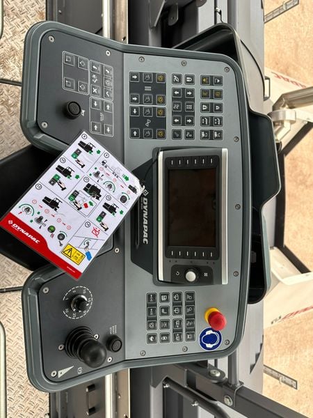  MÁY RẢI THẢM DYNAPAC SD2500CS 