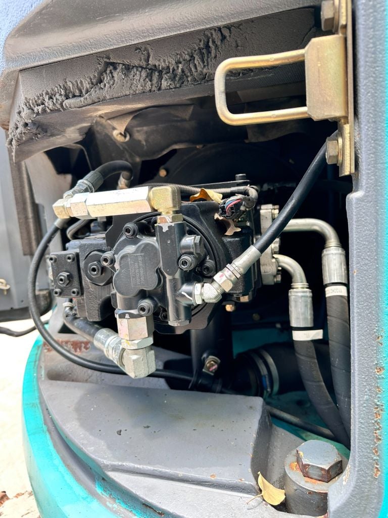 Máy xúc bánh xích Kobelco SK135SR-2 Năm SX 2008