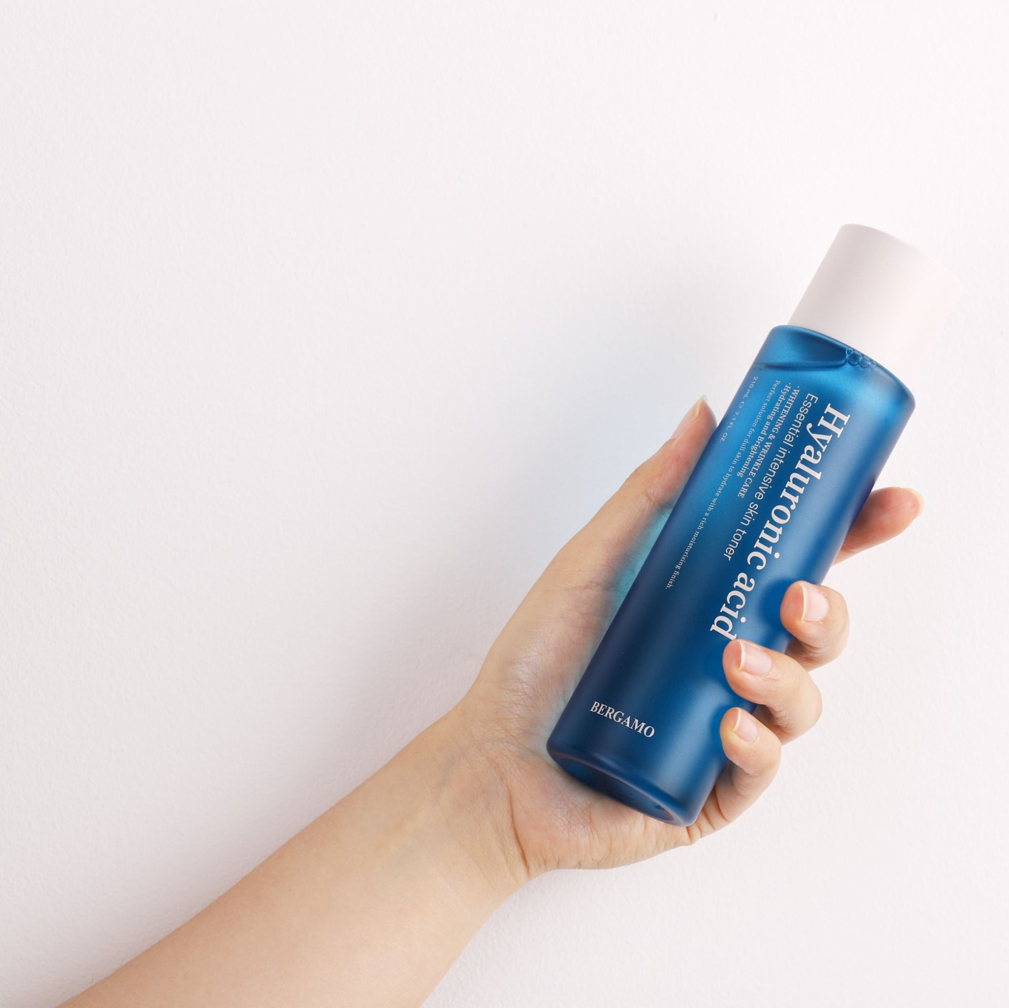 TONER CẤP ẨM HỖ TRỢ PHỤC HỒI BERGAMO HYALURONIC ACID ESSENTIAL INTENSIVE SKIN TONER 210ML