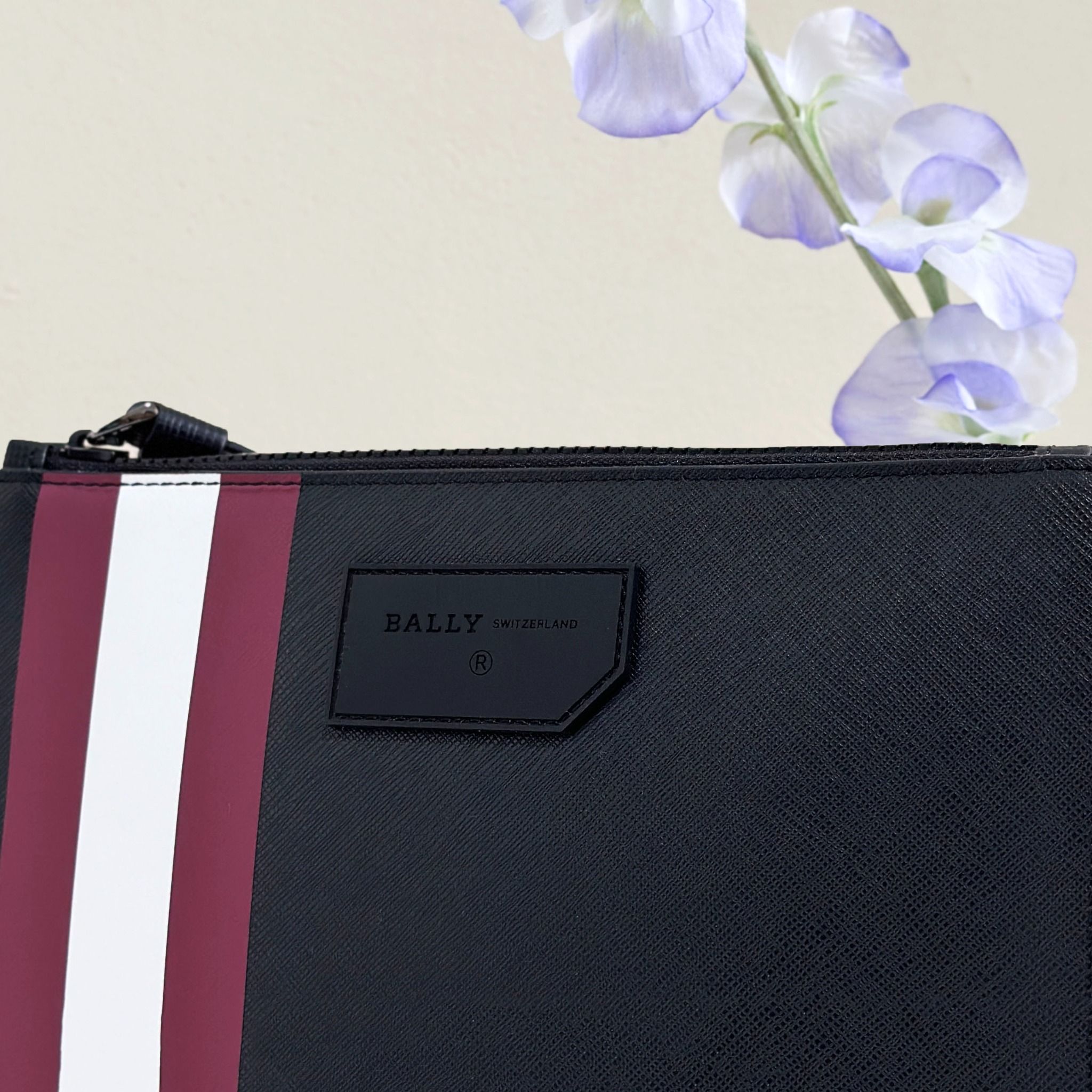 Tui c m tay Bally Skid clutch bag Nguy n Th M Linh