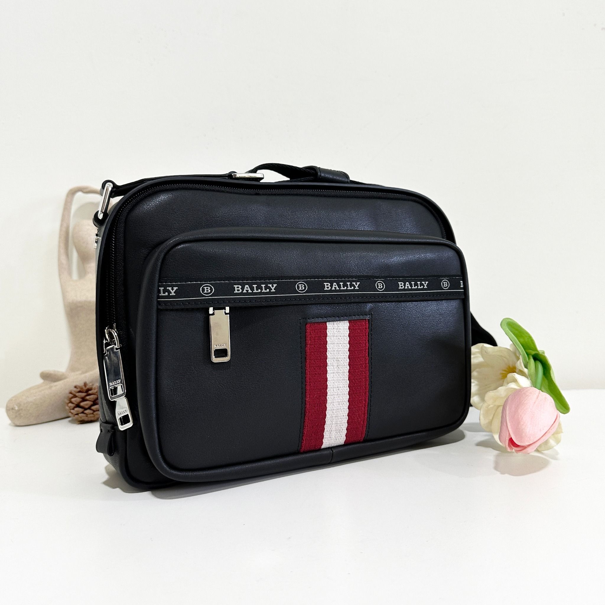 Cặp đeo chéo BALLY Hobs Leather Cross Body Bag Nguyễn Thị Mỹ Linh