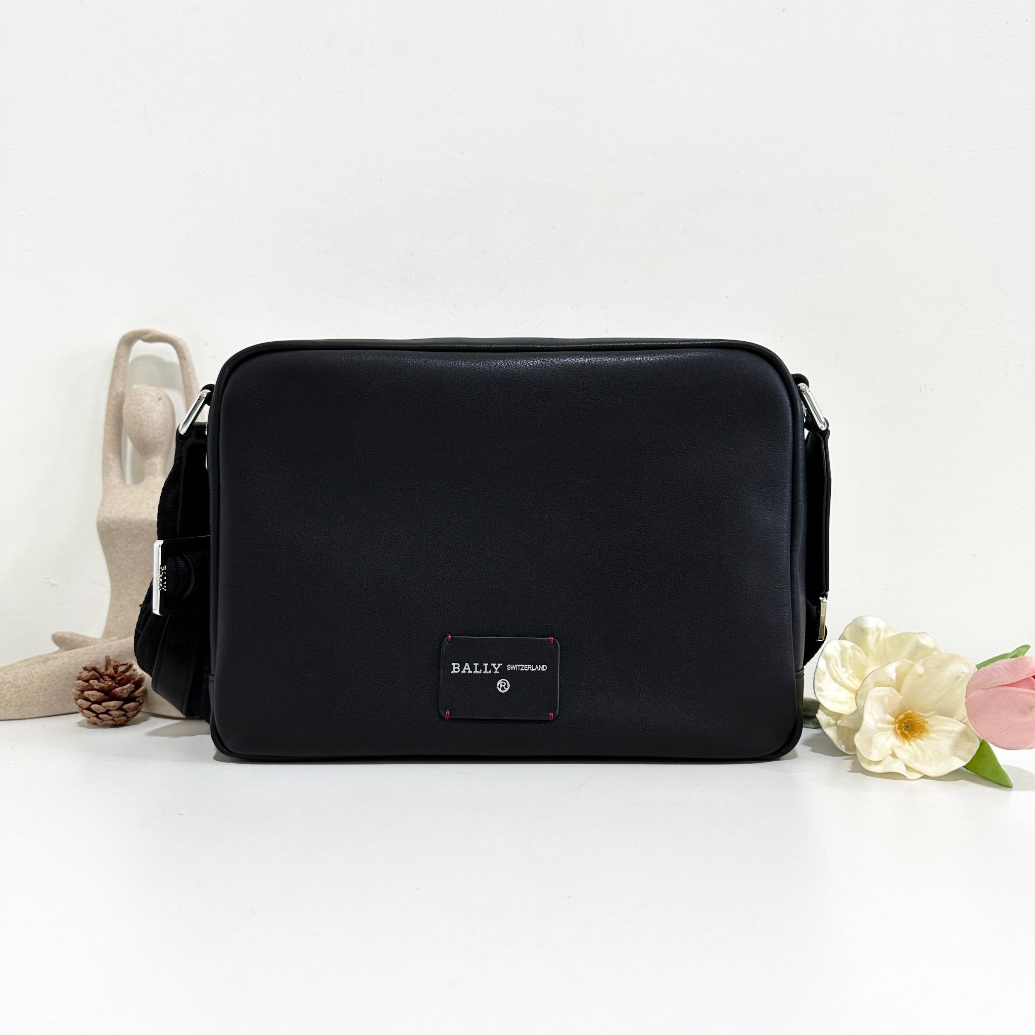 Cặp đeo chéo BALLY Hobs Leather Cross Body Bag Nguyễn Thị Mỹ Linh