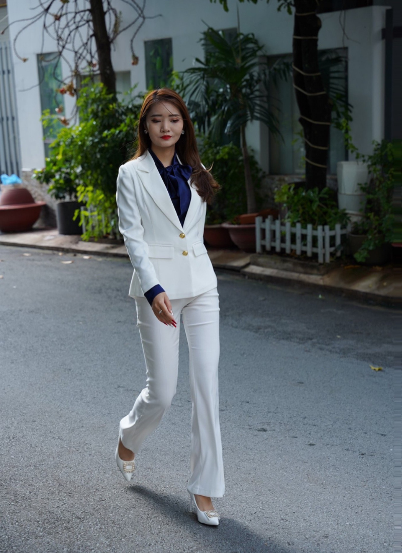  Bộ Áo Vest Nữ 2 Nút Vạt Vuông & Quần Loe Trắng 