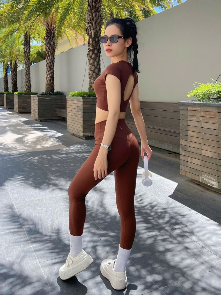 Set đồ quần áo thể thao nữ tập Yoga, Gym chéo khoét lưng chữ 0 Olona Sports RS12