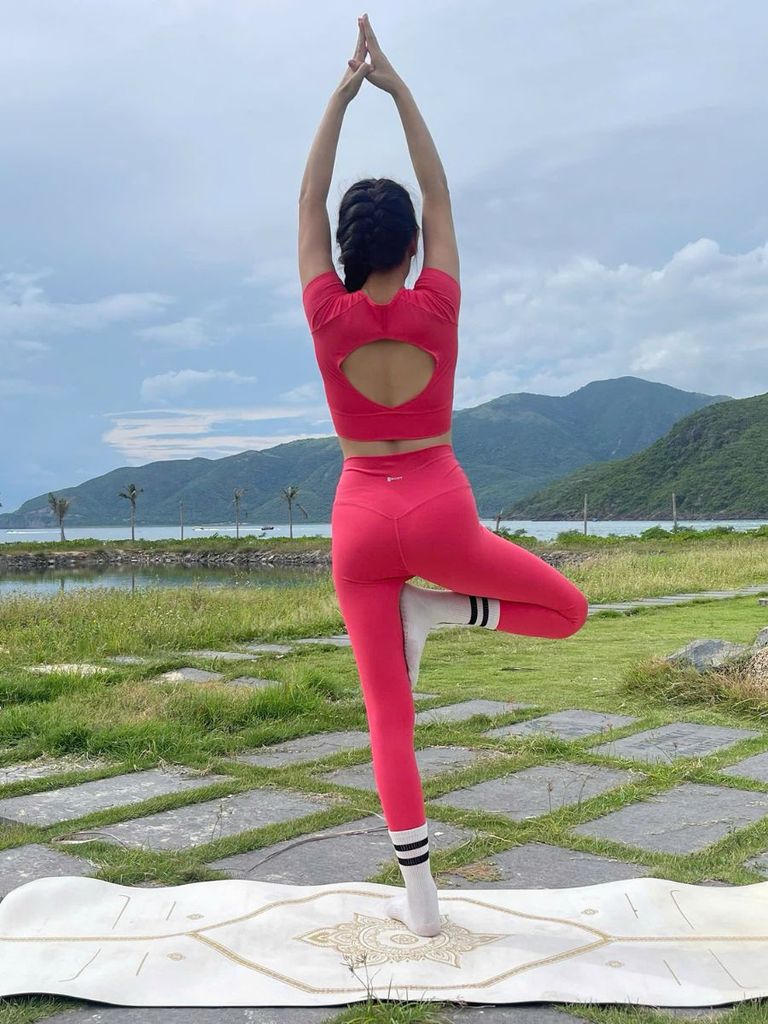 Set đồ quần áo thể thao nữ tập Yoga, Gym chéo khoét lưng chữ 0 Olona Sports RS12