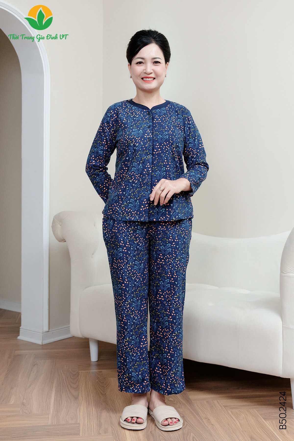 B50.2424. Bộ cotton rayon trung niên quần dài áo dài tay chéo cổ tàu