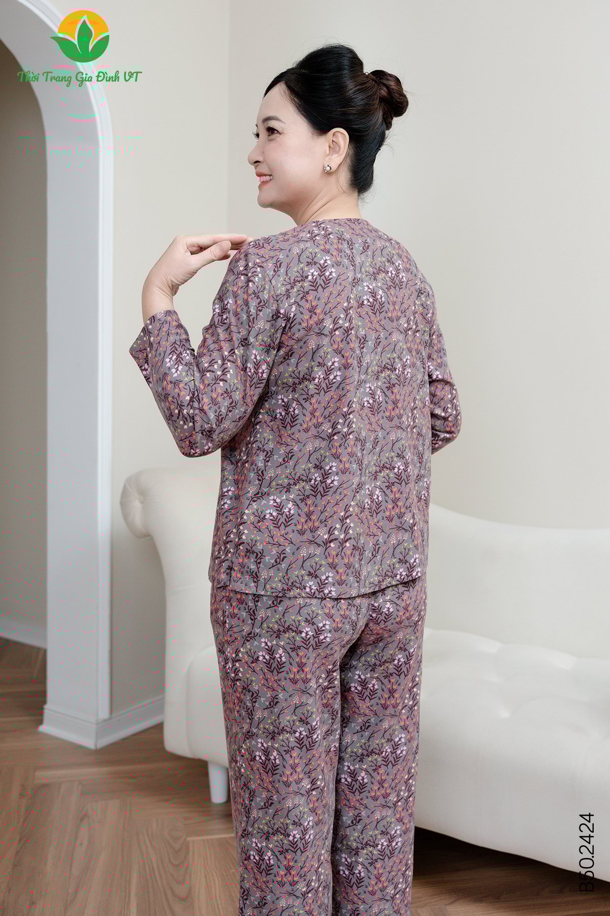 B50.2424. Bộ cotton rayon trung niên quần dài áo dài tay chéo cổ tàu