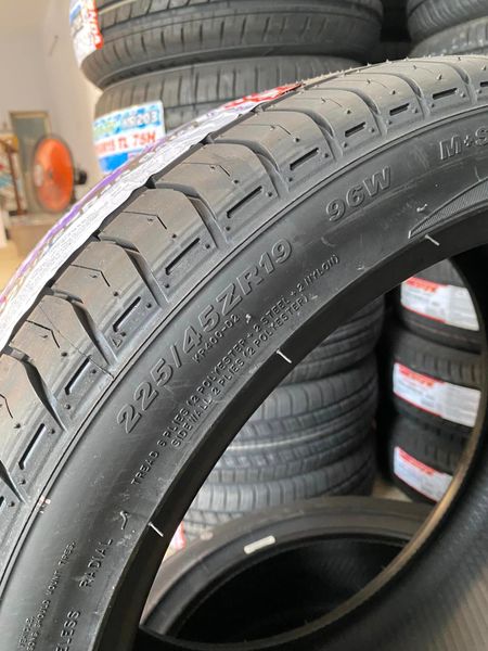 Lốp xe Kenda 225/45R19 KR400 (ZR, lốp có hiệu suất cao)