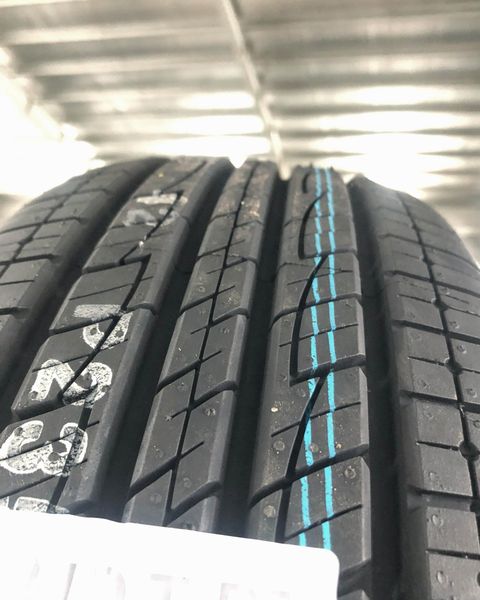 Lốp xe Kumho 235/60R18 KL21 102H