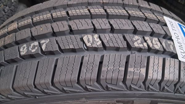 Lốp xe Kumho 235/75R15 HT51 104/101S